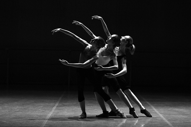 ballerinas dancing